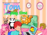 Том ухаживает за рыжим котом